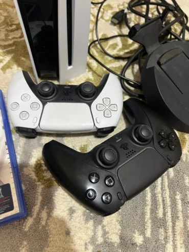 Play Station 5 (PS5) Disc with 2 Controllers