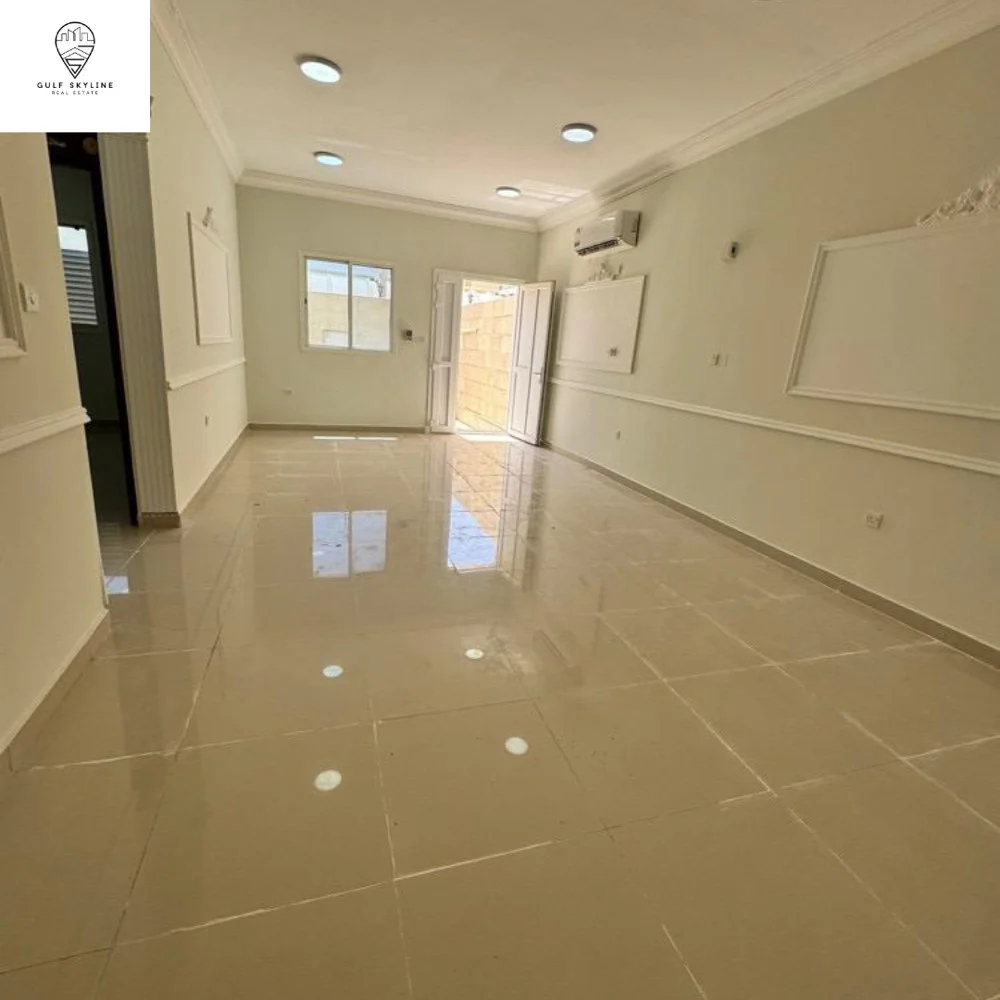 نصف فيلا أم العمد مدخل مستقل.   villa in Umm Al Amad with a private entrance.