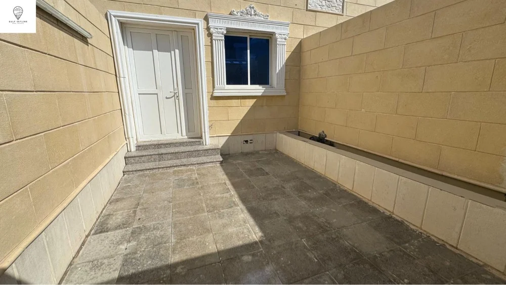 نصف فيلا أم العمد مدخل مستقل.   villa in Umm Al Amad with a private entrance.