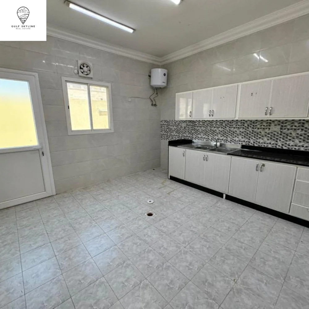 نصف فيلا أم العمد مدخل مستقل.   villa in Umm Al Amad with a private entrance.