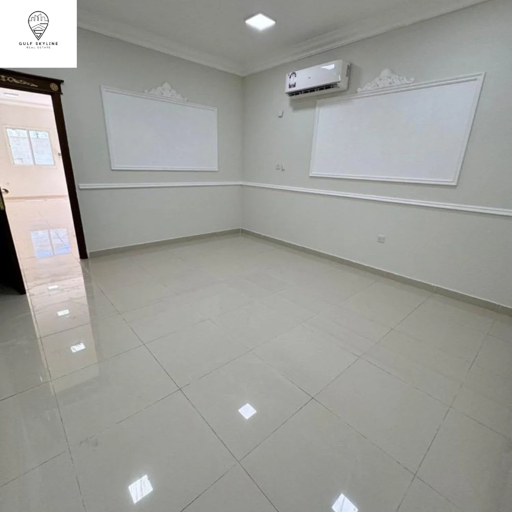 نصف فيلا أم العمد مدخل مستقل.   villa in Umm Al Amad with a private entrance.