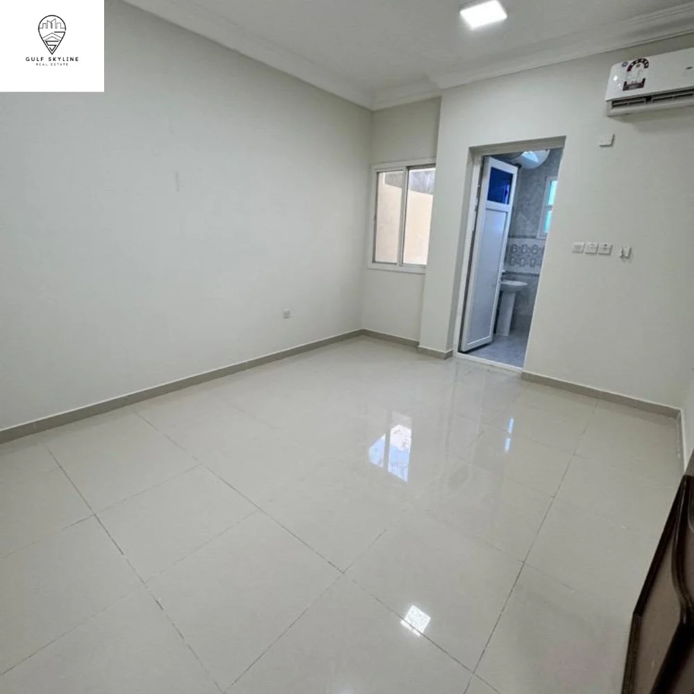 نصف فيلا أم العمد مدخل مستقل.   villa in Umm Al Amad with a private entrance.