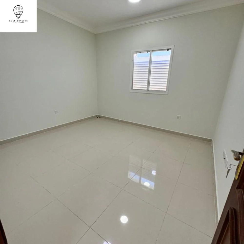 نصف فيلا أم العمد مدخل مستقل.   villa in Umm Al Amad with a private entrance.