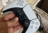 PS5 slim 1TB 2 controllers 1 game