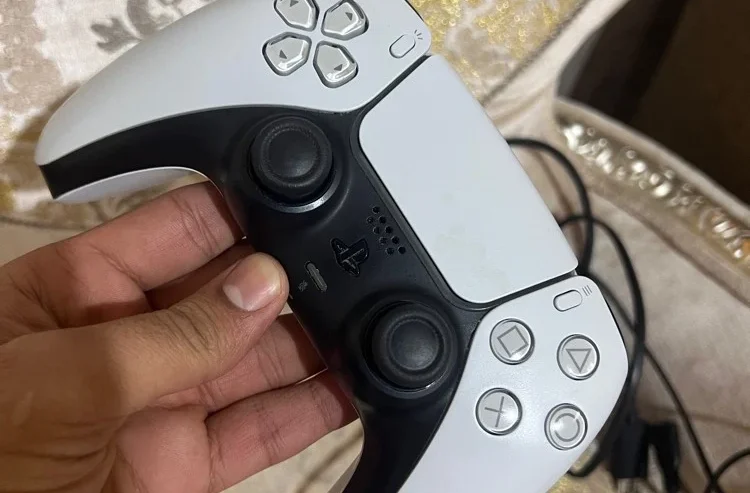 PS5 slim 1TB 2 controllers 1 game