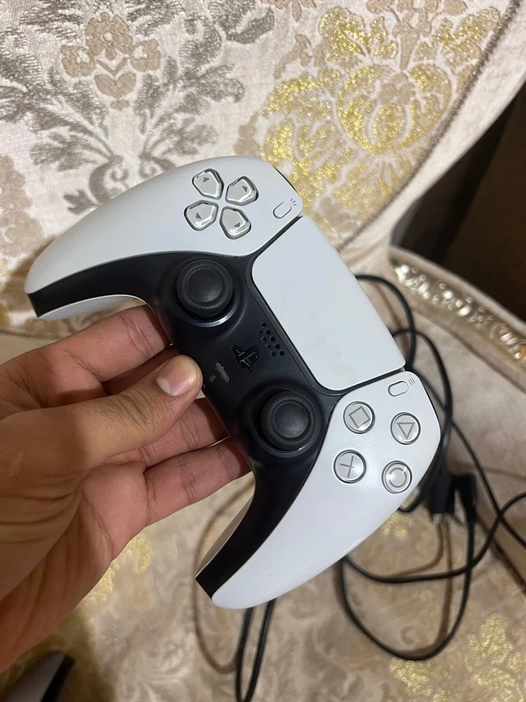 PS5 slim 1TB 2 controllers 1 game