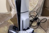 PS5 slim 1TB 2 controllers 1 game