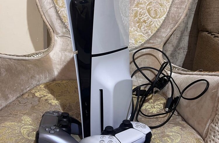 PS5 slim 1TB 2 controllers 1 game