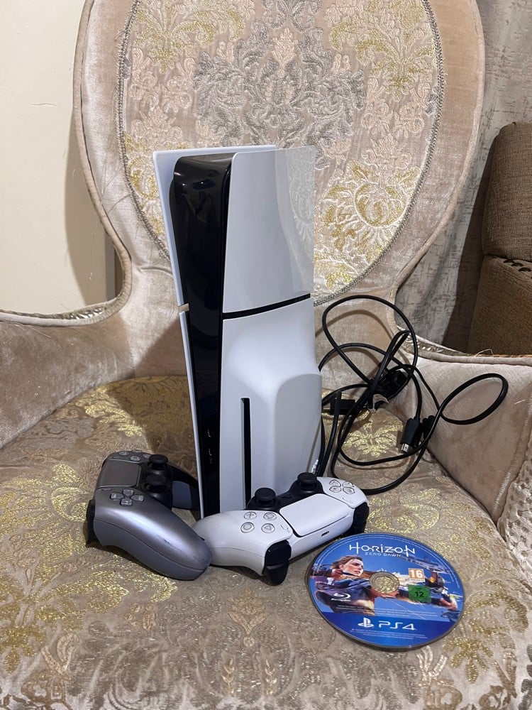 PS5 slim 1TB 2 controllers 1 game