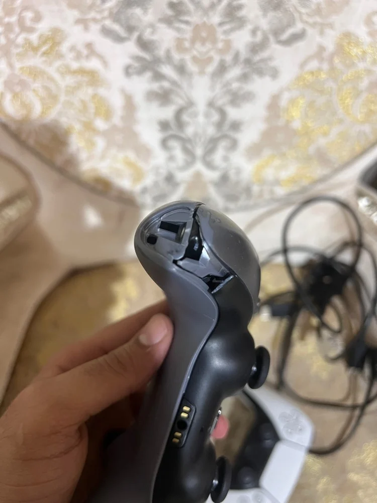 PS5 slim 1TB 2 controllers 1 game