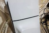 PS5 slim 1TB 2 controllers 1 game