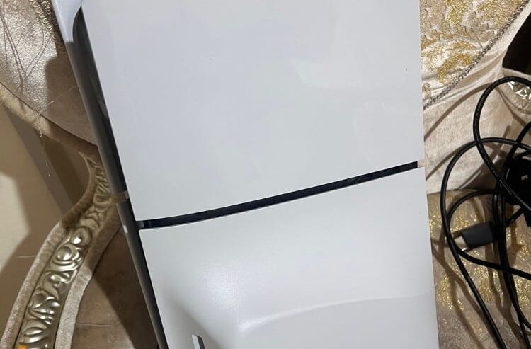 PS5 slim 1TB 2 controllers 1 game