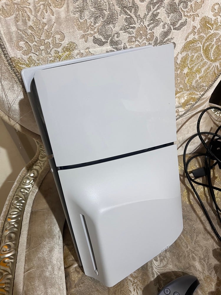 PS5 slim 1TB 2 controllers 1 game