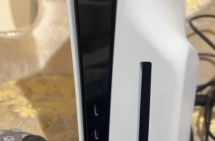 PS5 slim 1TB 2 controllers 1 game