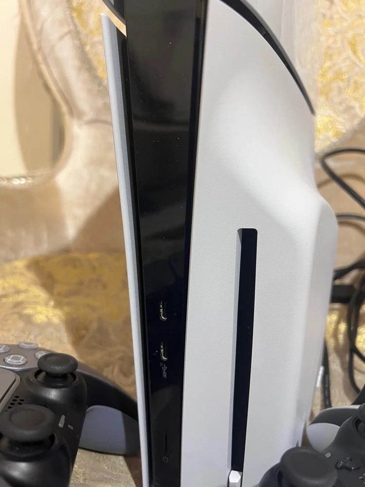 PS5 slim 1TB 2 controllers 1 game
