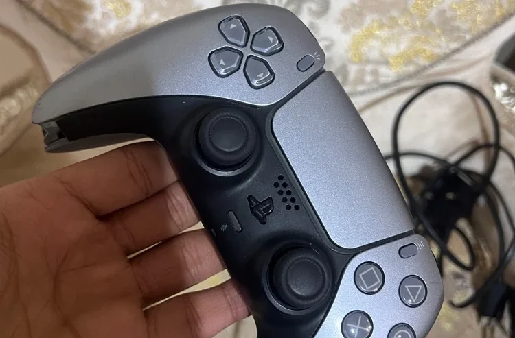 PS5 slim 1TB 2 controllers 1 game