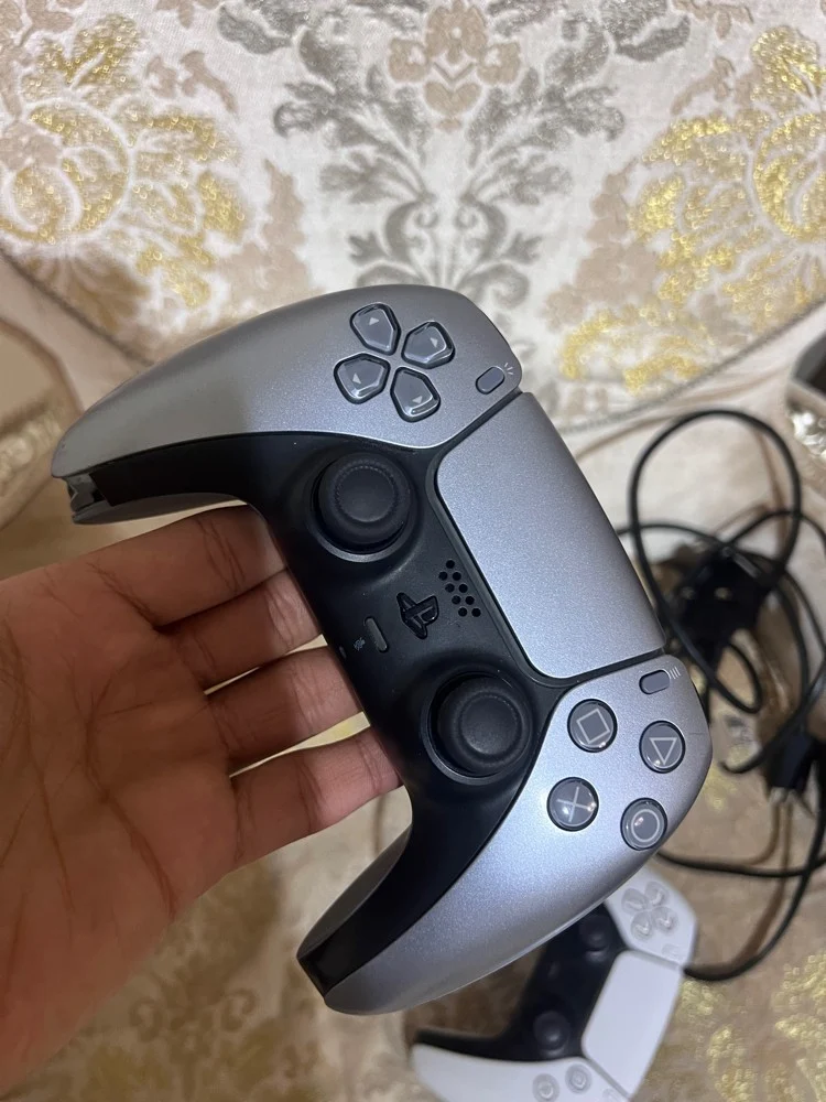 PS5 slim 1TB 2 controllers 1 game