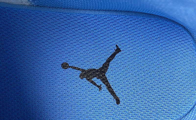 Air Jordans 1 Retro Mid University Blue