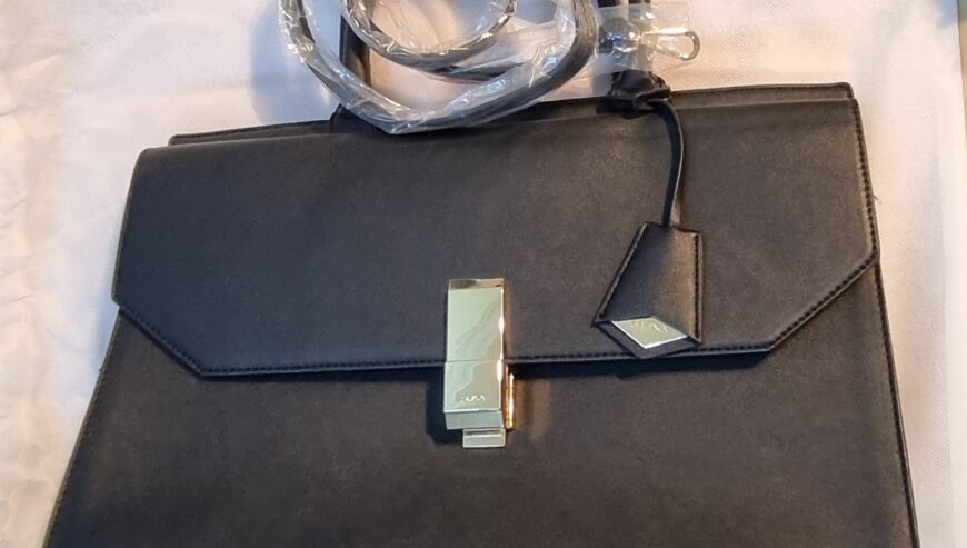 👜 ALDO Women’s Office Bag – For Sale A smart and stylish choice for work, school, or travel, this bag combines fashion and function.