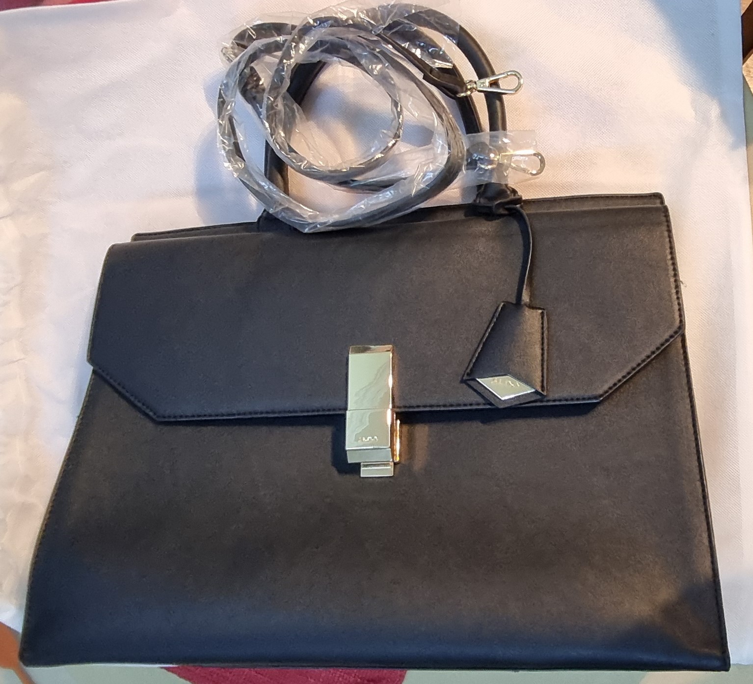 👜 ALDO Women’s Office Bag – For Sale A smart and stylish choice for work, school, or travel, this bag combines fashion and function.