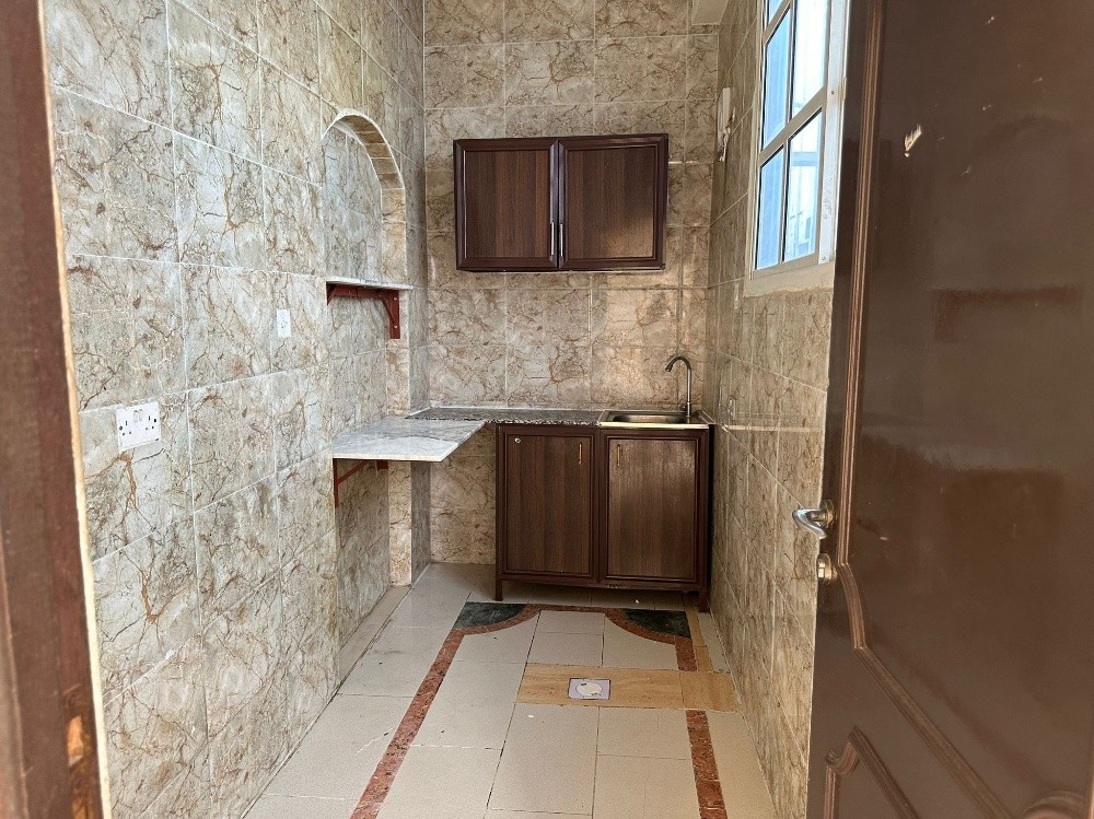 العزيزية محلق غرفة صالة شامل عيلة.    Al Aziziyah, annex room and hall, family included