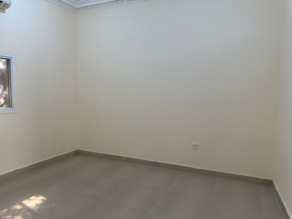 العزيزية محلق غرفة صالة شامل عيلة.    Al Aziziyah, annex room and hall, family included