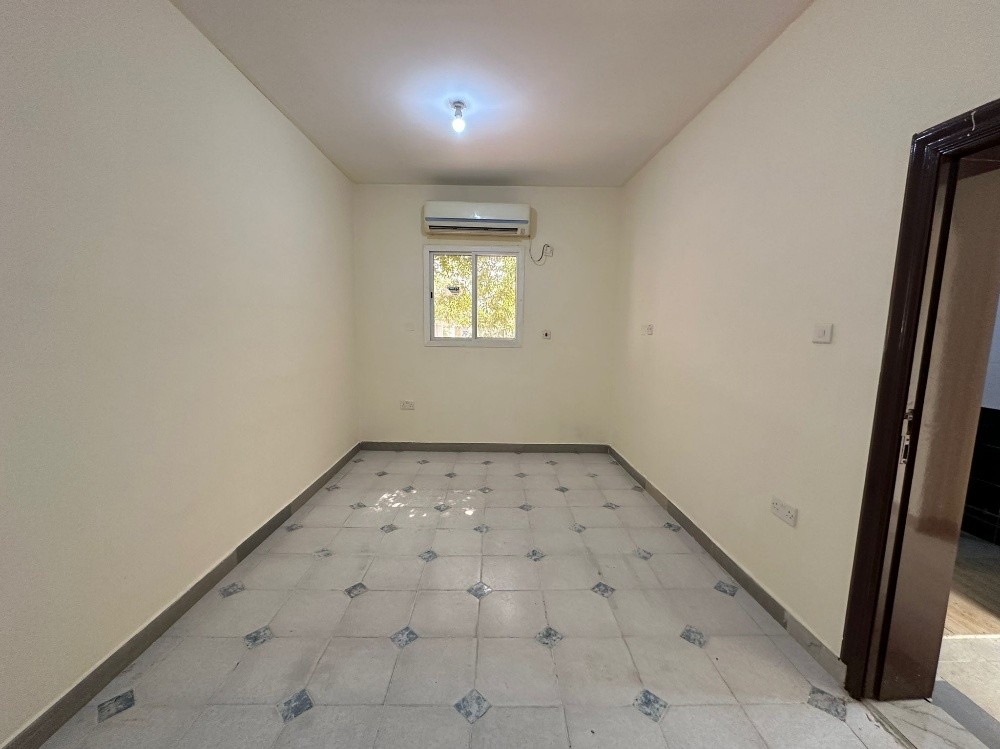 العزيزية محلق غرفة صالة شامل عيلة.    Al Aziziyah, annex room and hall, family included