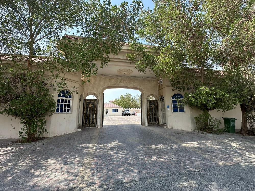 العزيزية محلق غرفة صالة شامل عيلة.    Al Aziziyah, annex room and hall, family included