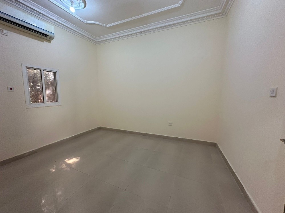 العزيزية محلق غرفة صالة شامل عيلة.    Al Aziziyah, annex room and hall, family included