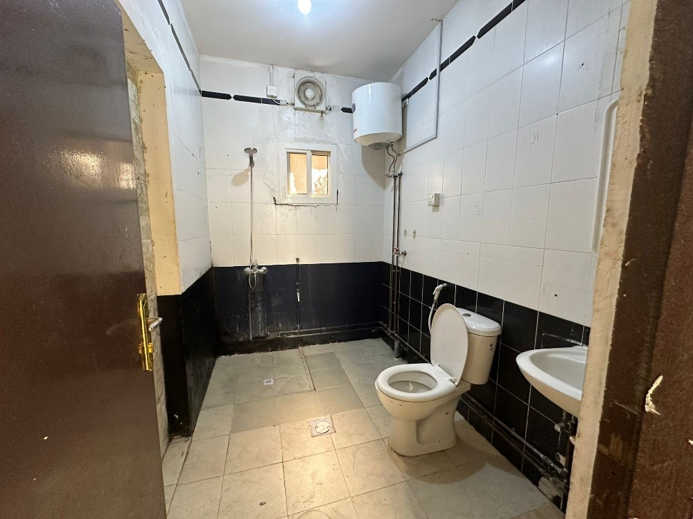 العزيزية محلق غرفة صالة شامل عيلة.    Al Aziziyah, annex room and hall, family included