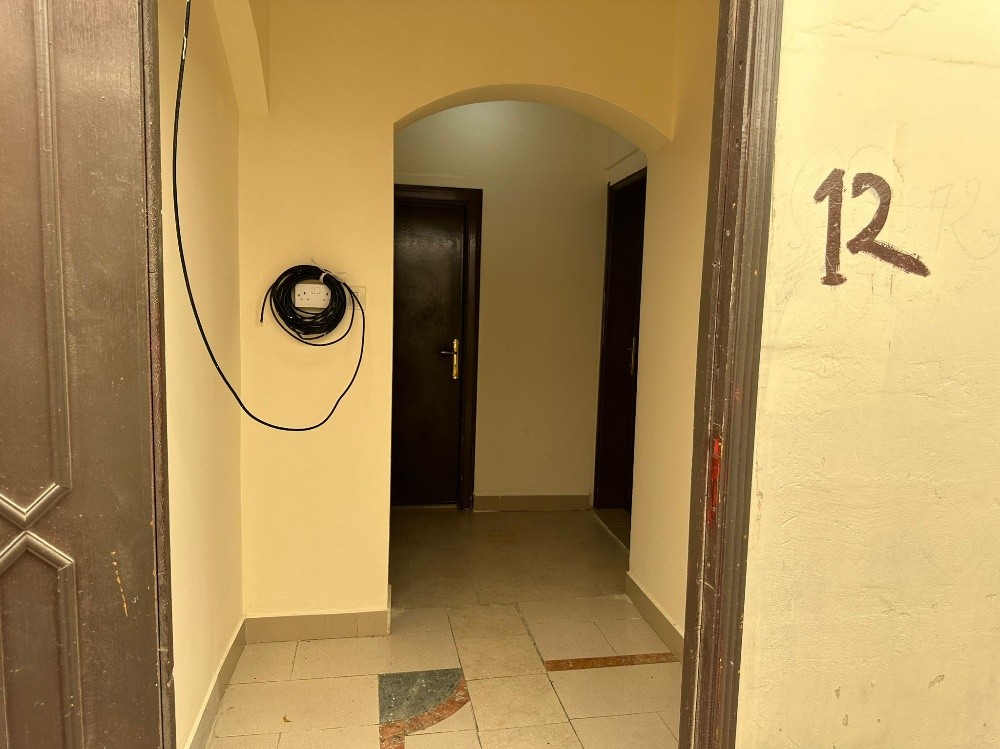 العزيزية محلق غرفة صالة شامل عيلة.    Al Aziziyah, annex room and hall, family included