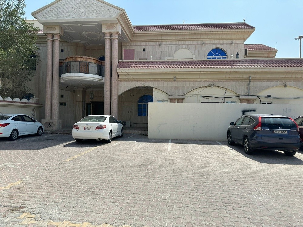العزيزية محلق غرفة صالة شامل عيلة.    Al Aziziyah, annex room and hall, family included