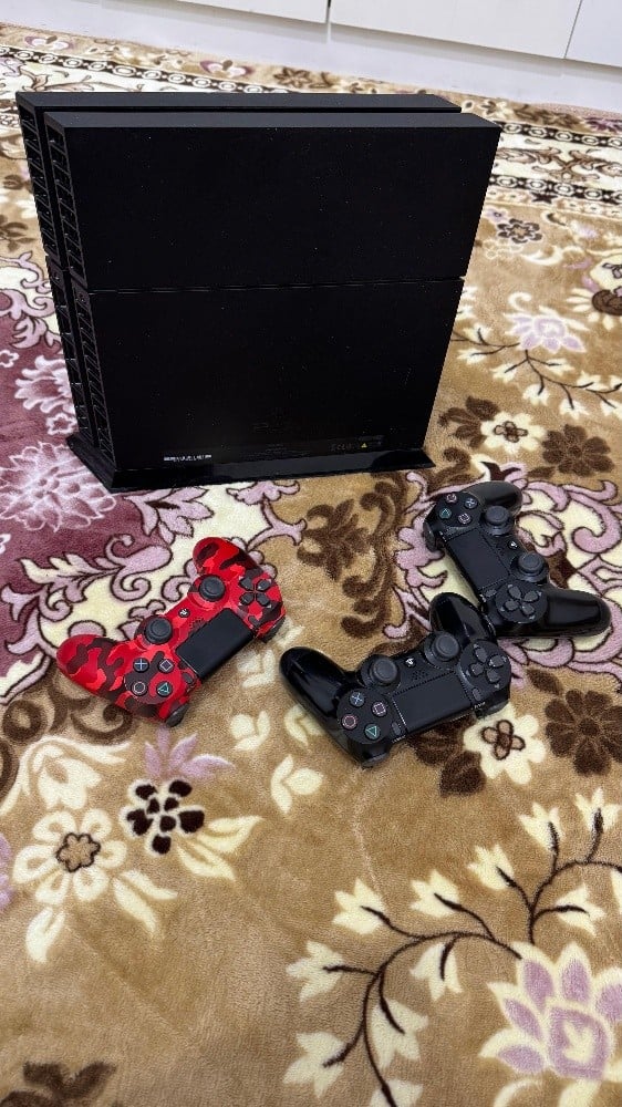 ps4 With 1 controller 500 QAR