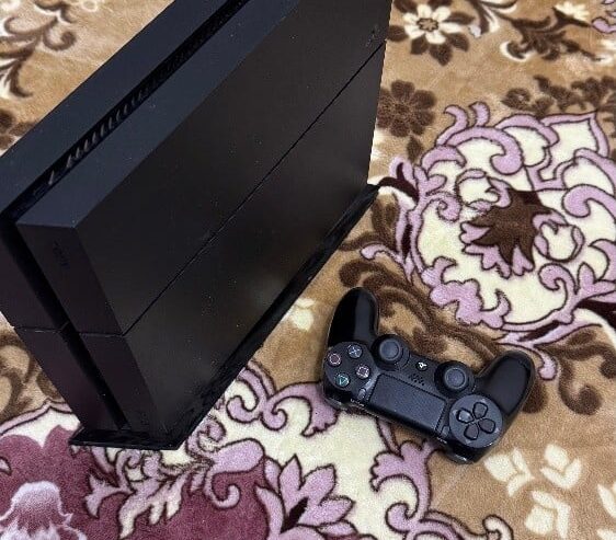 ps4 With 1 controller 500 QAR