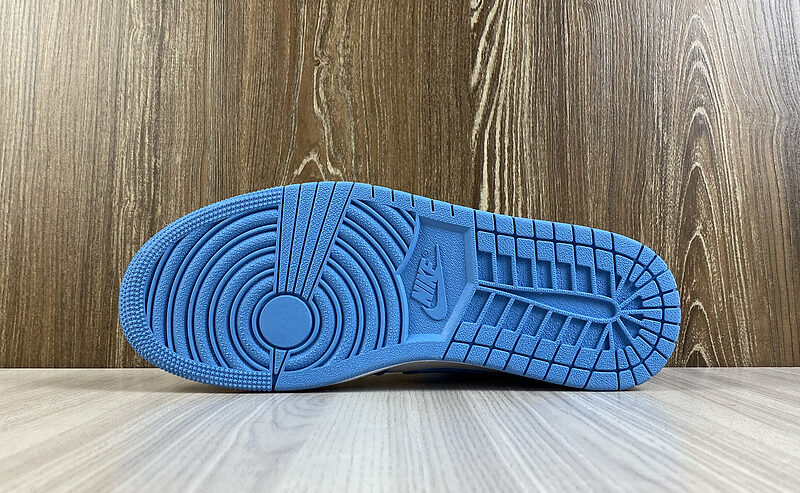 Air Jordans 1 Retro Mid University Blue
