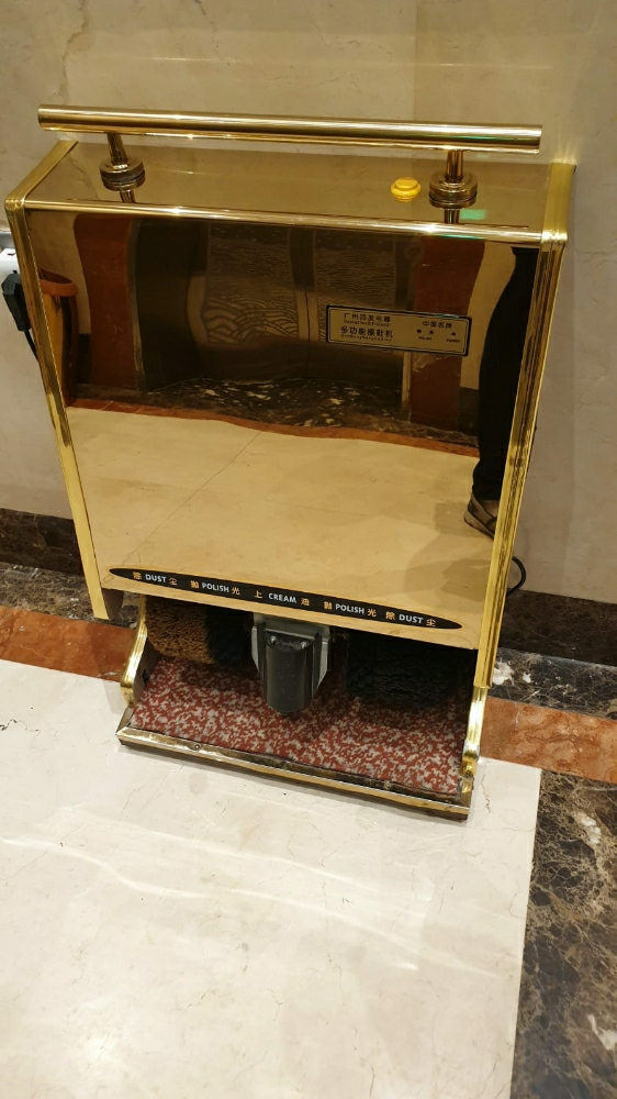 Shoes cleaning machine