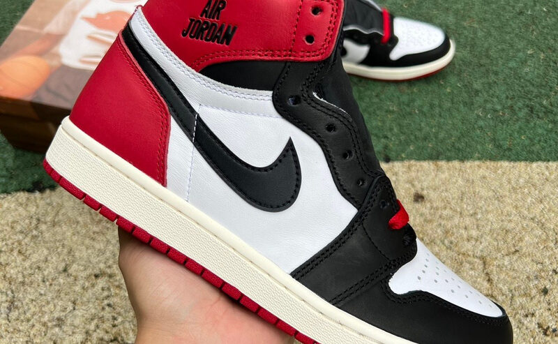 Air Jordans 1 High OG “Black Toe”