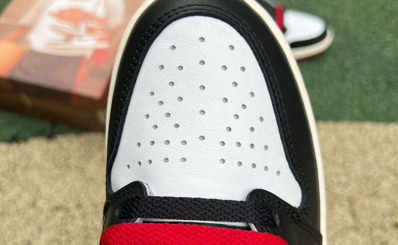 Air Jordans 1 High OG “Black Toe”