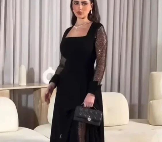 Elegant Dress for Sale, Stunning Design, (NEW)