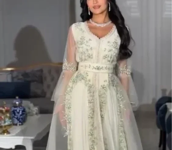 Elegant Dress for Sale, Stunning Design, (NEW)