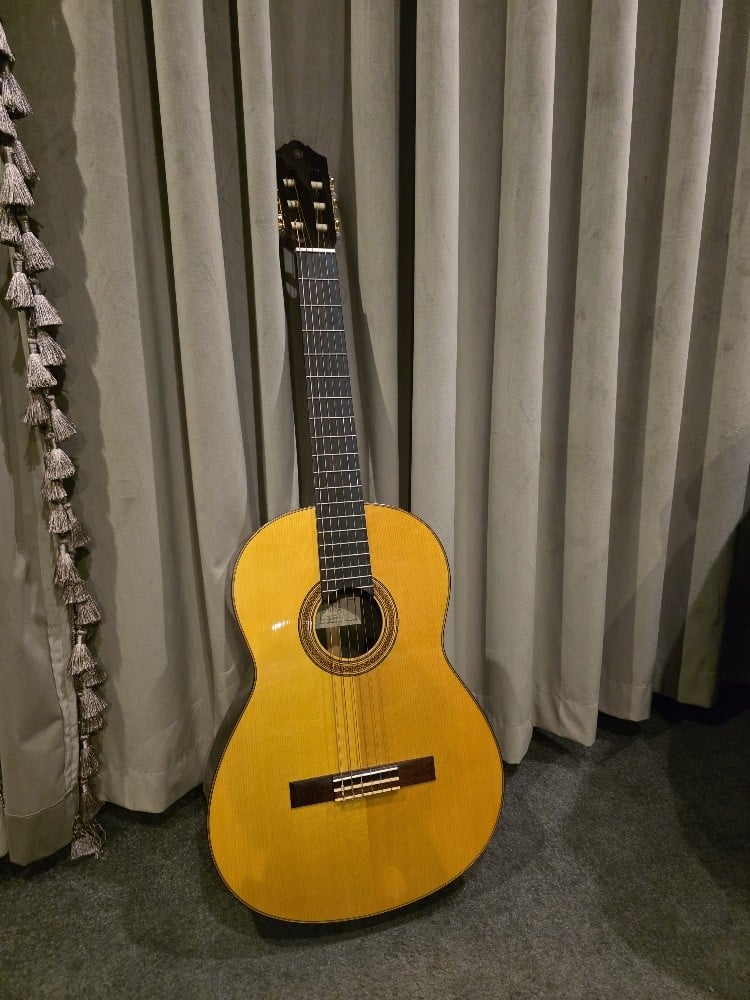 Classical Guitar – Yamaha CG182S